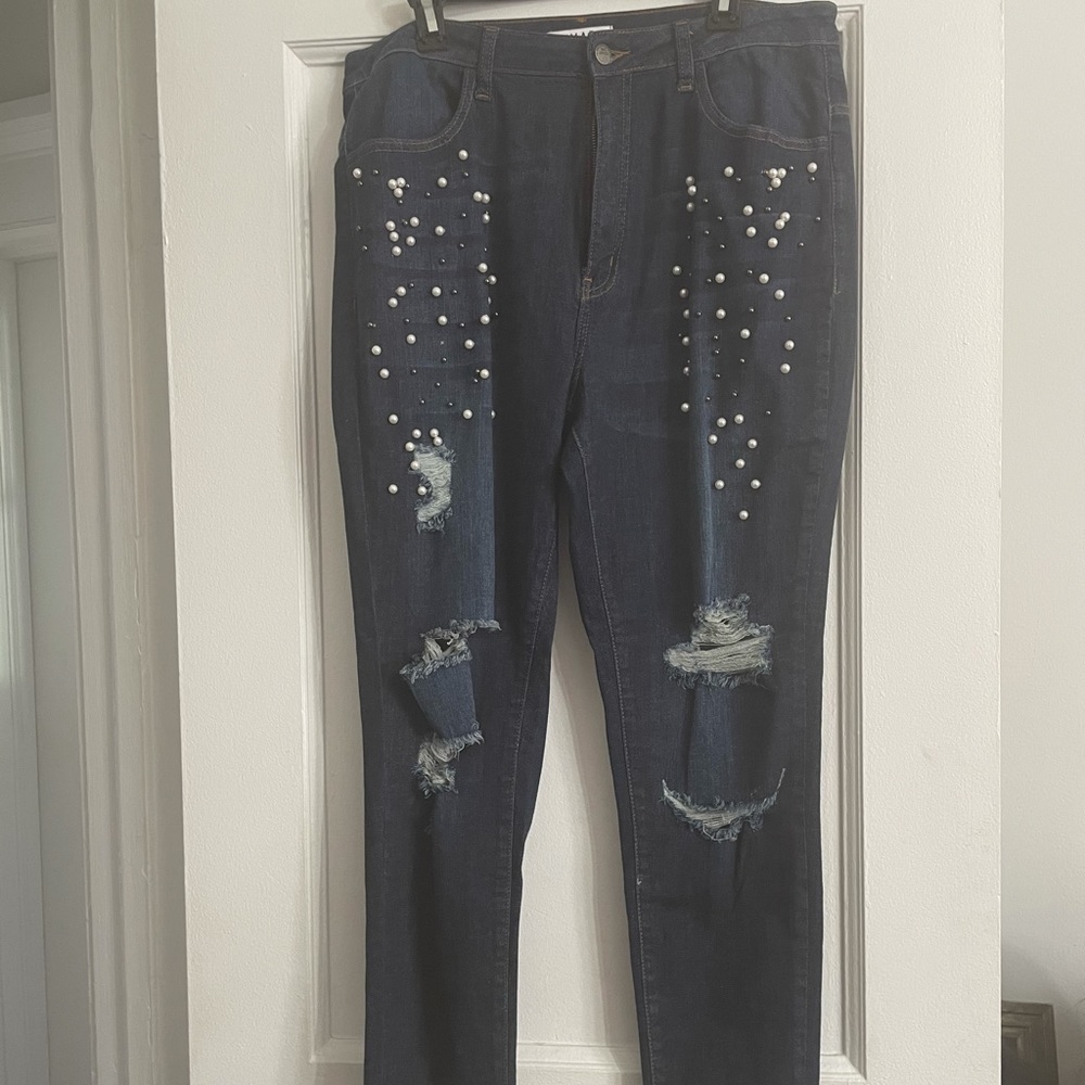 Skinny Jeans with bedazzled design!